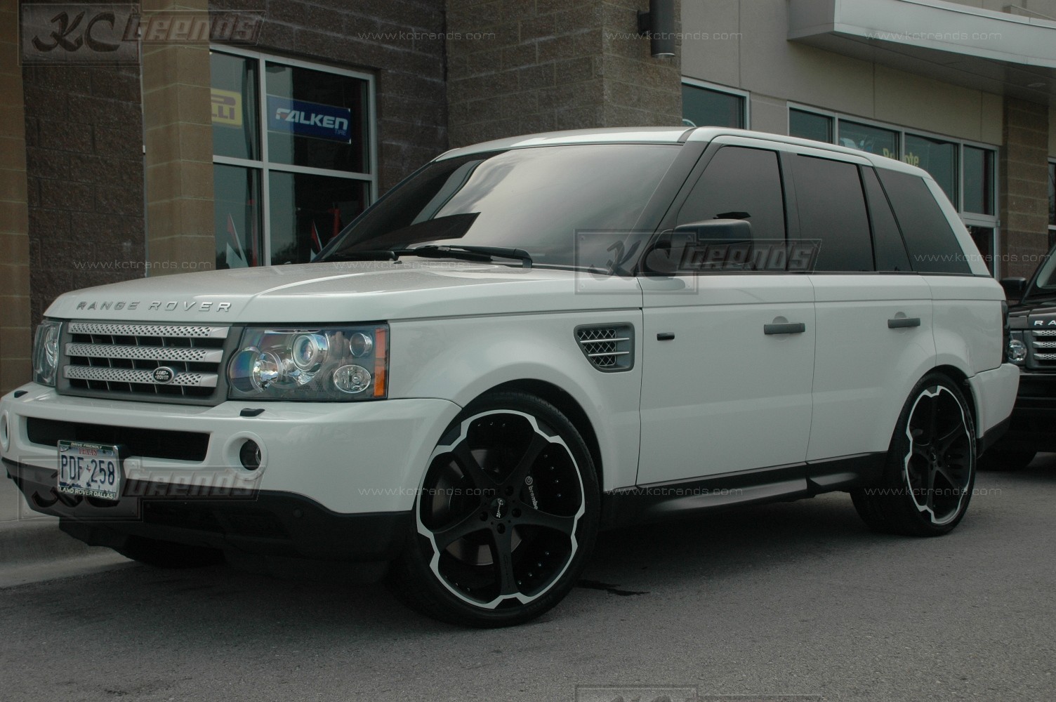 Giovanna Dalar On Land Rover Range Rover Sport